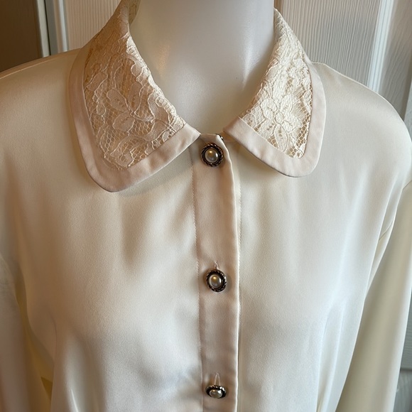 EUC Notations Women’s sz. 8 Ivory and Lace long sleeve blouse with pearl buttons - Picture 2 of 15